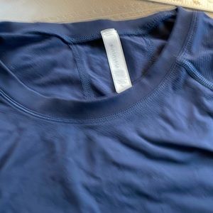 Size medium navy Athleta pullover athletic breath knit long  sleeve  hardly worn